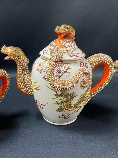 Servizio da tè in porcellana giapponese Satsuma con decorazione di draghi e geishe in litofane