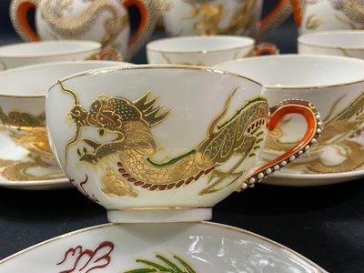 Servizio da tè in porcellana giapponese Satsuma con decorazione di draghi e geishe in litofane