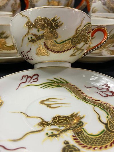 Servizio da tè in porcellana giapponese Satsuma con decorazione di draghi e geishe in litofane