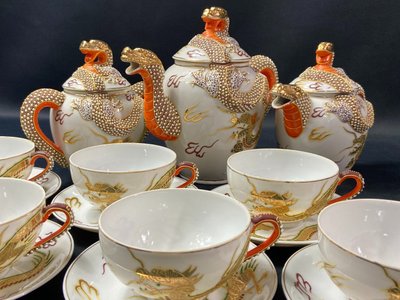Servizio da tè in porcellana giapponese Satsuma con decorazione di draghi e geishe in litofane