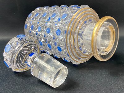 Bottiglia di profumo, fine XIX/inizio XX secolo, modello in cristallo BACCARAT, diamanti e pietre
