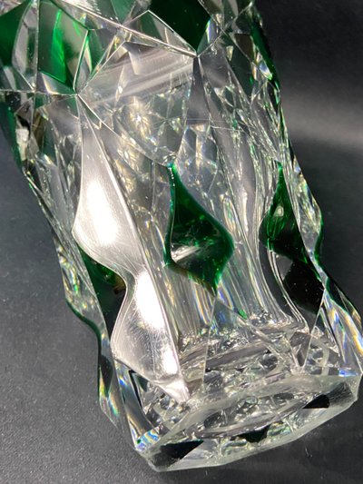 Vase en cristal taillé à décor lancéolé vert overlay signé SAINT LOUIS