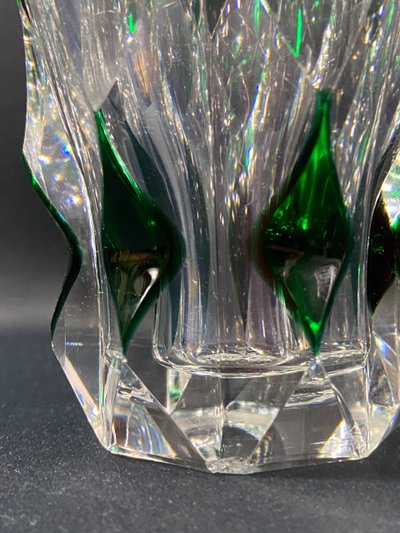 Vase en cristal taillé à décor lancéolé vert overlay signé SAINT LOUIS