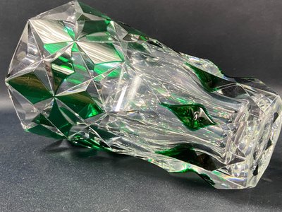 Vase en cristal taillé à décor lancéolé vert overlay signé SAINT LOUIS
