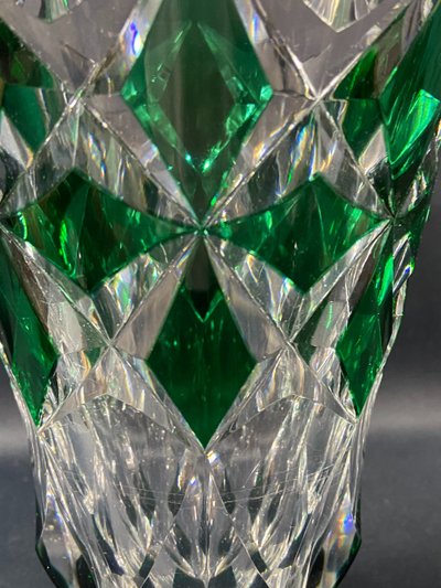 Vase en cristal taillé à décor lancéolé vert overlay signé SAINT LOUIS
