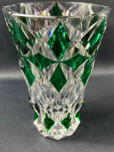 Vase en cristal taillé à décor lancéolé vert overlay signé SAINT LOUIS