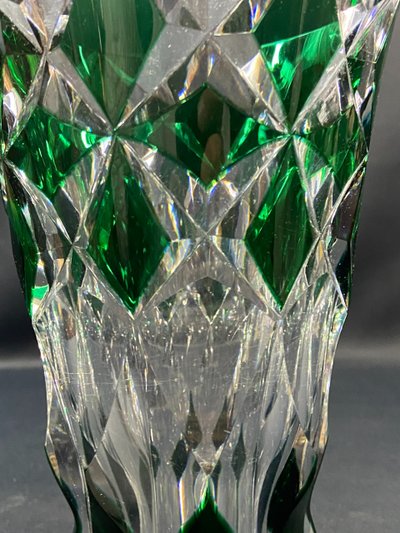 Vase en cristal taillé à décor lancéolé vert overlay signé SAINT LOUIS