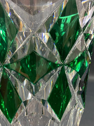 Vase en cristal taillé à décor lancéolé vert overlay signé SAINT LOUIS