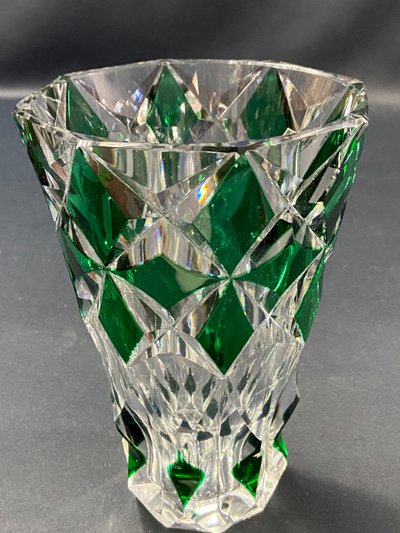 Vase en cristal taillé à décor lancéolé vert overlay signé SAINT LOUIS