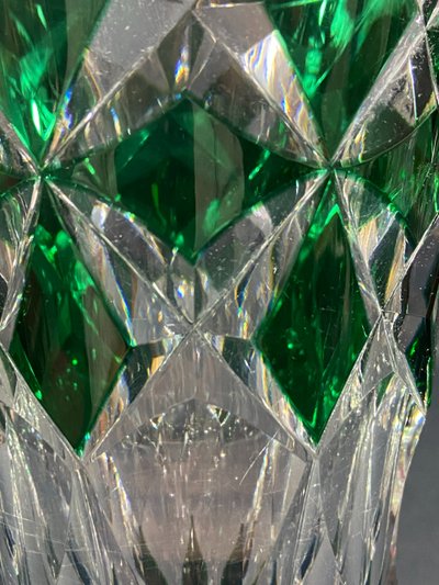 Vase en cristal taillé à décor lancéolé vert overlay signé SAINT LOUIS