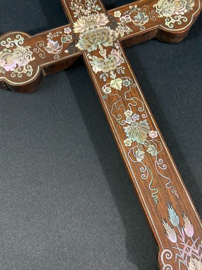 Mahogany apostolic cross inlaid with mother-of-pearl Macao Tonkin Indochina 19th century China