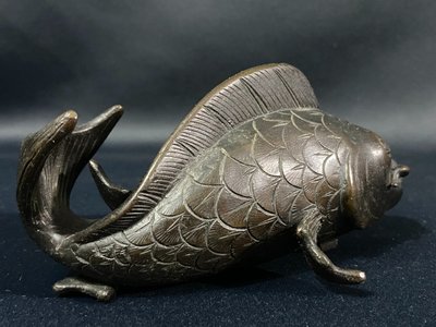 Sujet mit Karpfen aus Bronze Japan Meiji Ende 19.