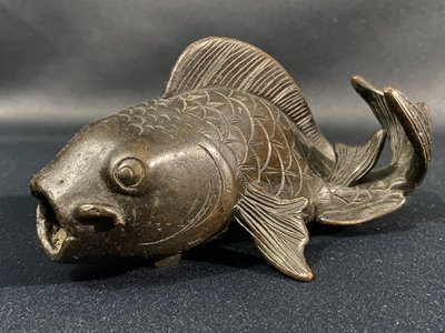 Sujet mit Karpfen aus Bronze Japan Meiji Ende 19.