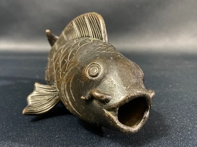 Sujet mit Karpfen aus Bronze Japan Meiji Ende 19.