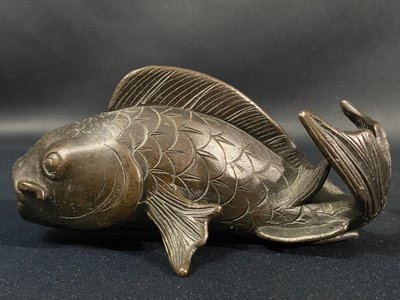 Sujet mit Karpfen aus Bronze Japan Meiji Ende 19.