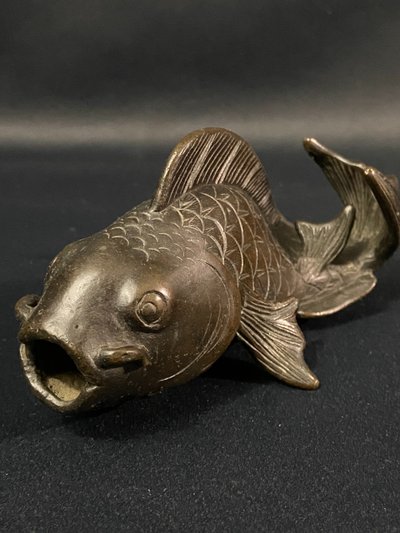 Sujet mit Karpfen aus Bronze Japan Meiji Ende 19.