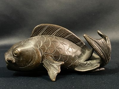 Sujet mit Karpfen aus Bronze Japan Meiji Ende 19.