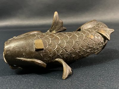 Sujet mit Karpfen aus Bronze Japan Meiji Ende 19.