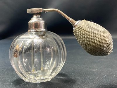 Parfümflakon mit Zerstäuber aus Kristall, signiert Baccarat