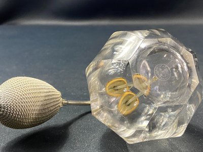 Parfümflakon mit Zerstäuber aus Kristall, signiert Baccarat