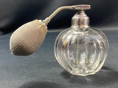 Parfümflakon mit Zerstäuber aus Kristall, signiert Baccarat