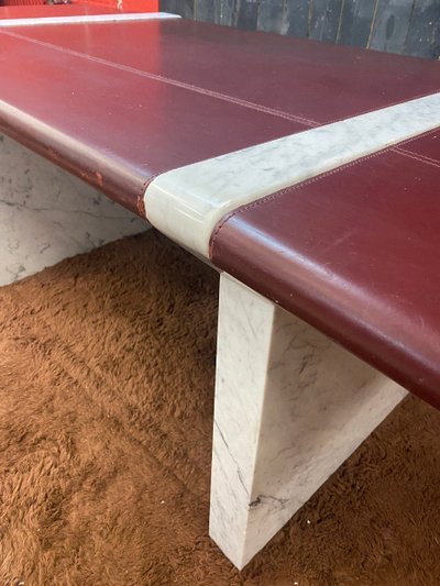 Elégant Grand Bureau En Marbre De Cararre Et Cuir , Italie Circa1970/1980