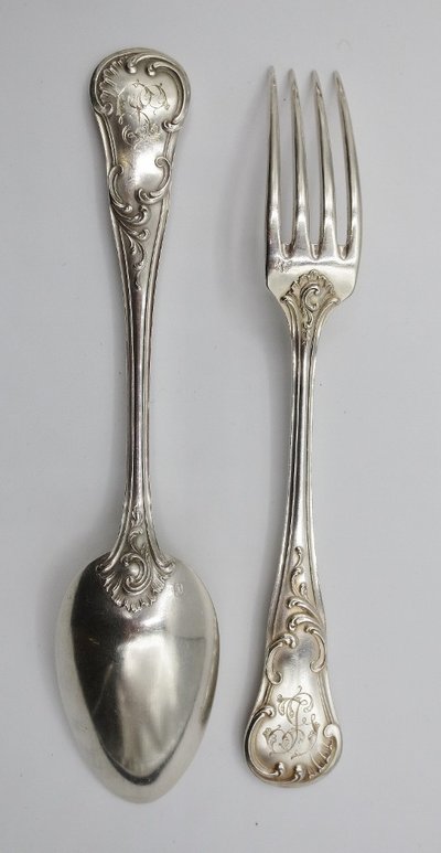  Série de douze couverts en argent massif.  