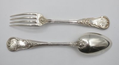  Série de douze couverts en argent massif.  