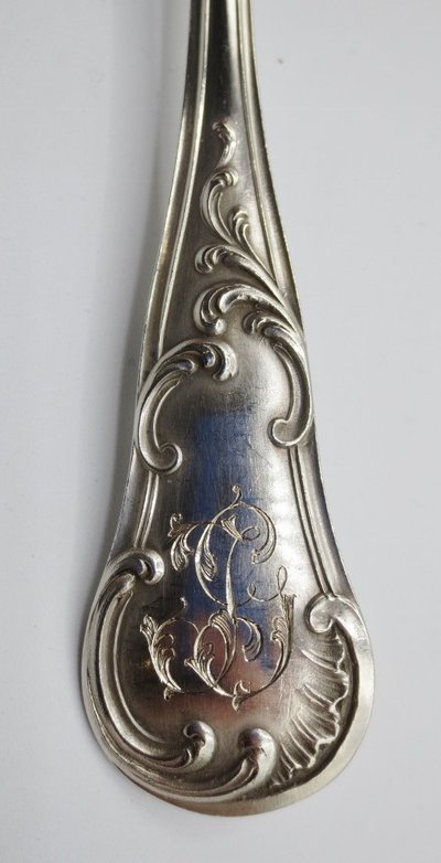  Série de douze couverts en argent massif.  