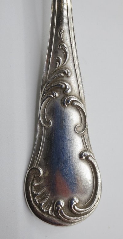  Série de douze couverts en argent massif.  