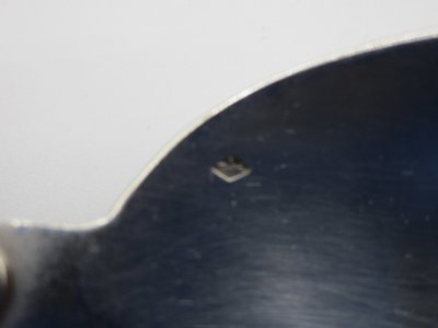  Série de douze couverts en argent massif.  