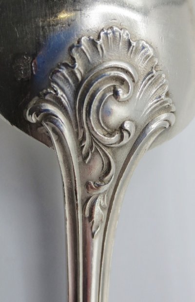  Série de douze couverts en argent massif.  