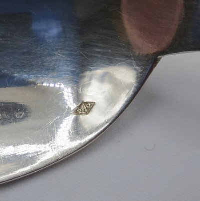  Série de douze couverts en argent massif.  