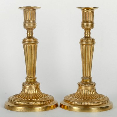 Coppia di candelieri in ormù di epoca Luigi XVI con decorazione a scanalature, montati in lampade.