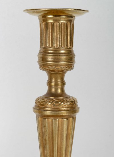 Coppia di candelieri in ormù di epoca Luigi XVI con decorazione a scanalature, montati in lampade.