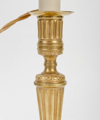 Coppia di candelieri in ormù di epoca Luigi XVI con decorazione a scanalature, montati in lampade.