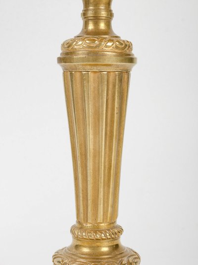 Coppia di candelieri in ormù di epoca Luigi XVI con decorazione a scanalature, montati in lampade.