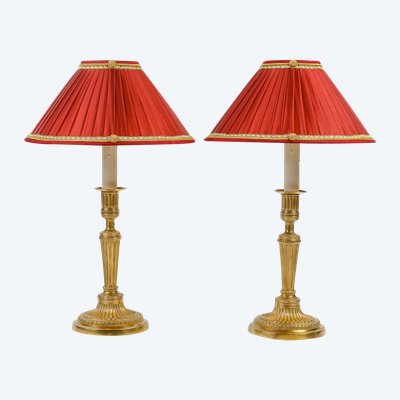 Coppia di candelieri in ormù di epoca Luigi XVI con decorazione a scanalature, montati in lampade.
