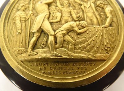 Scatola tartaruga Medaglia metallo Adozione bambini Generale Foy francese 1825 XIX secolo