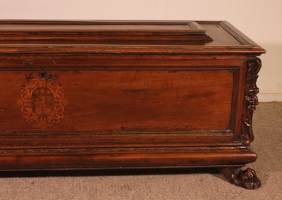 Coffre Cassone ou de mariage de la renaissance Italienne En Noyer -16° Siècle Avec Blason