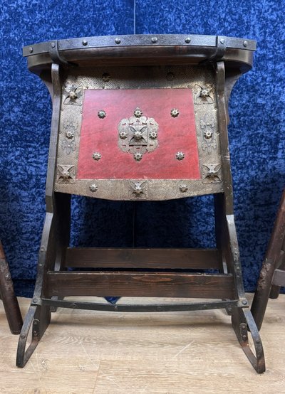 Bar et ses deux tabourets vintage de style médiéval en bois massif et fer martelé