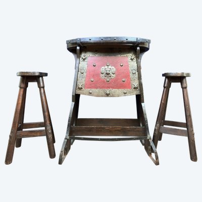 Bar et ses deux tabourets vintage de style médiéval en bois massif et fer martelé