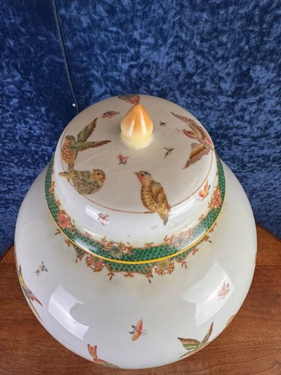 Grande potiche couverte en porcelaine à décor d'oiseaux en vol circa 1930