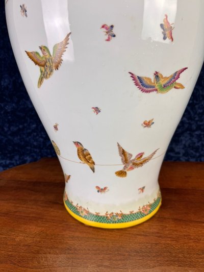 Grande potiche couverte en porcelaine à décor d'oiseaux en vol circa 1930