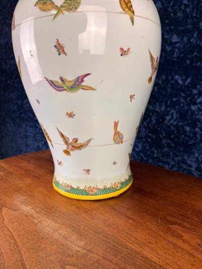 Grande potiche couverte en porcelaine à décor d'oiseaux en vol circa 1930