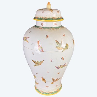 Grande potiche couverte en porcelaine à décor d'oiseaux en vol circa 1930