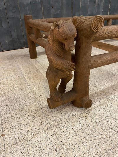 Un Lit Ou Day-bed En Bois Sculpté A Décor d'Ours Dans Le Style De La Forêt Noire,