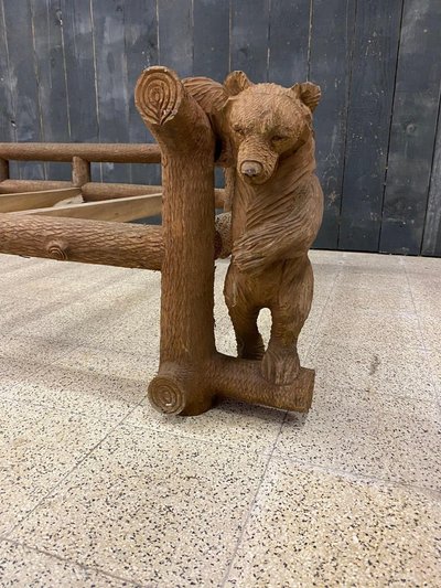 Un Lit Ou Day-bed En Bois Sculpté A Décor d'Ours Dans Le Style De La Forêt Noire,