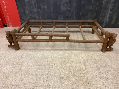 Un Lit Ou Day-bed En Bois Sculpté A Décor d'Ours Dans Le Style De La Forêt Noire,