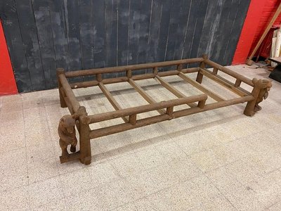 Un Lit Ou Day-bed En Bois Sculpté A Décor d'Ours Dans Le Style De La Forêt Noire,